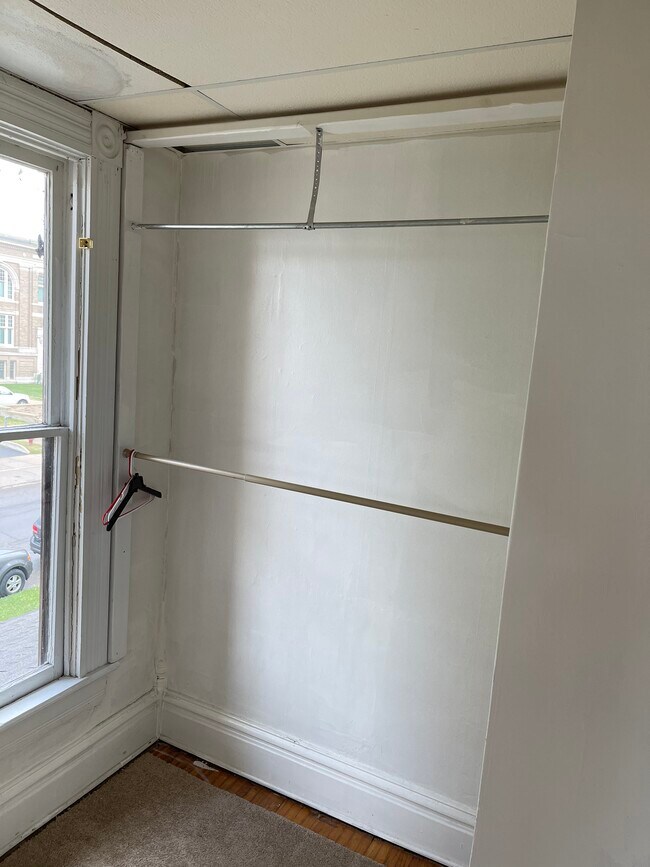 Building Photo - 324 E Paint St