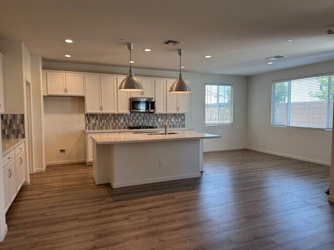 Building Photo - Beautiful 5 Bedroom, 3 Bathroom, 2800 Sqft...