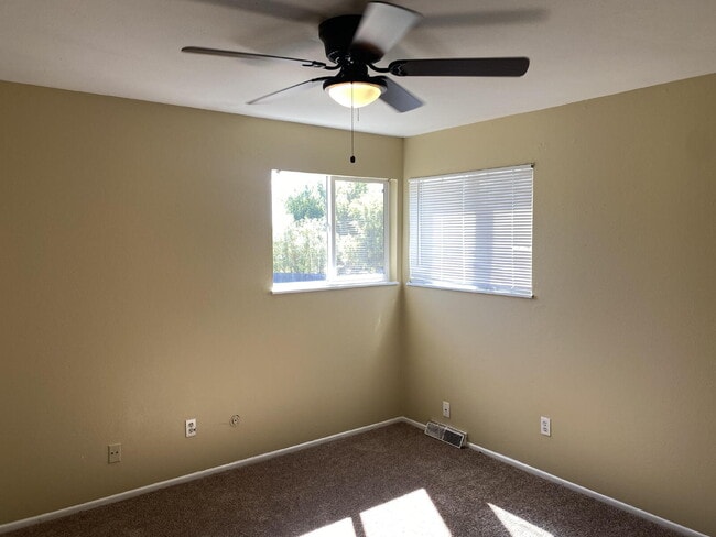 Building Photo - "Charming 3-Bed Oasis with 2 Full Baths in the Heart of Aurora!"