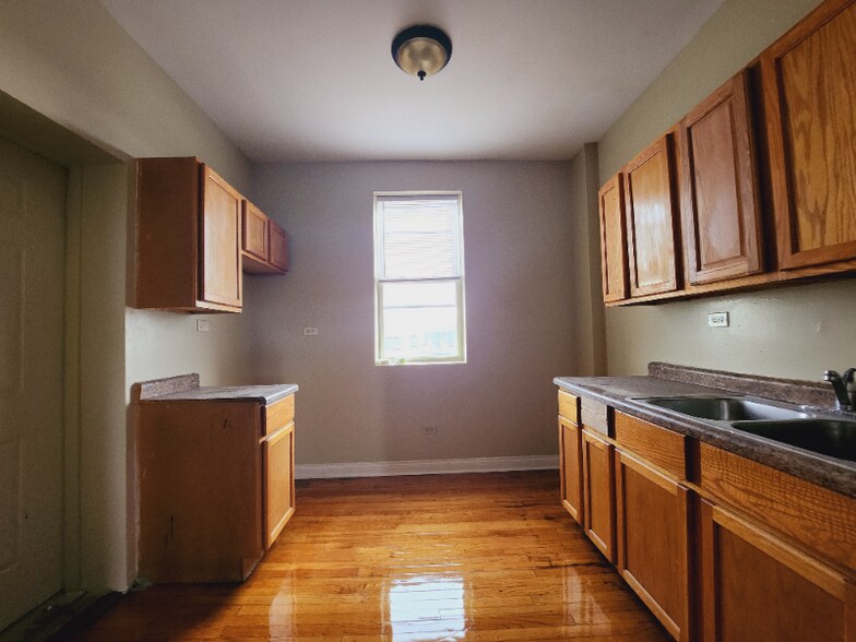Building Photo - 1548 N Parkside Ave