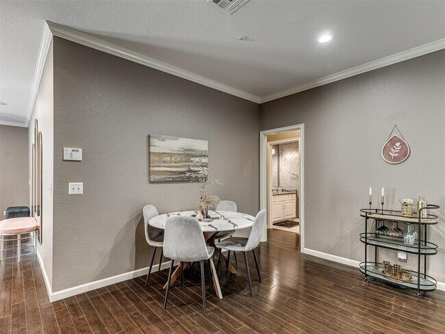 Building Photo - 6162 N Brookline Ave