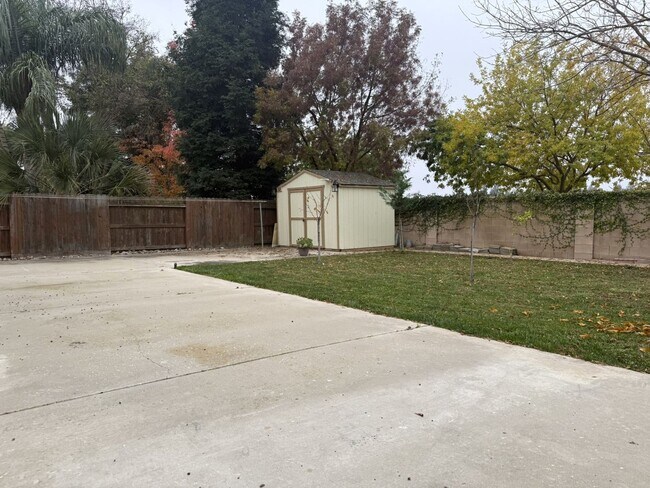 Building Photo - Lovely 5/3 with a desirable downstairs bedroom.