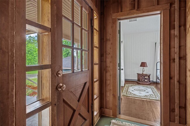 Building Photo - 806 E Main St