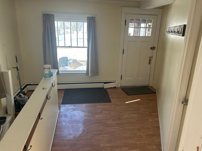 Building Photo - 345 Main St