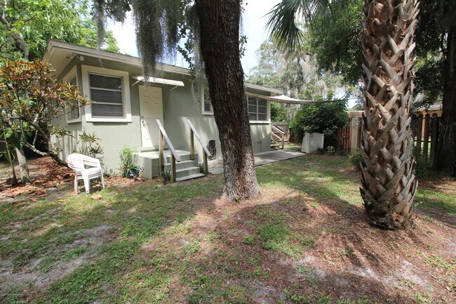 Building Photo - 2108 Oak St
