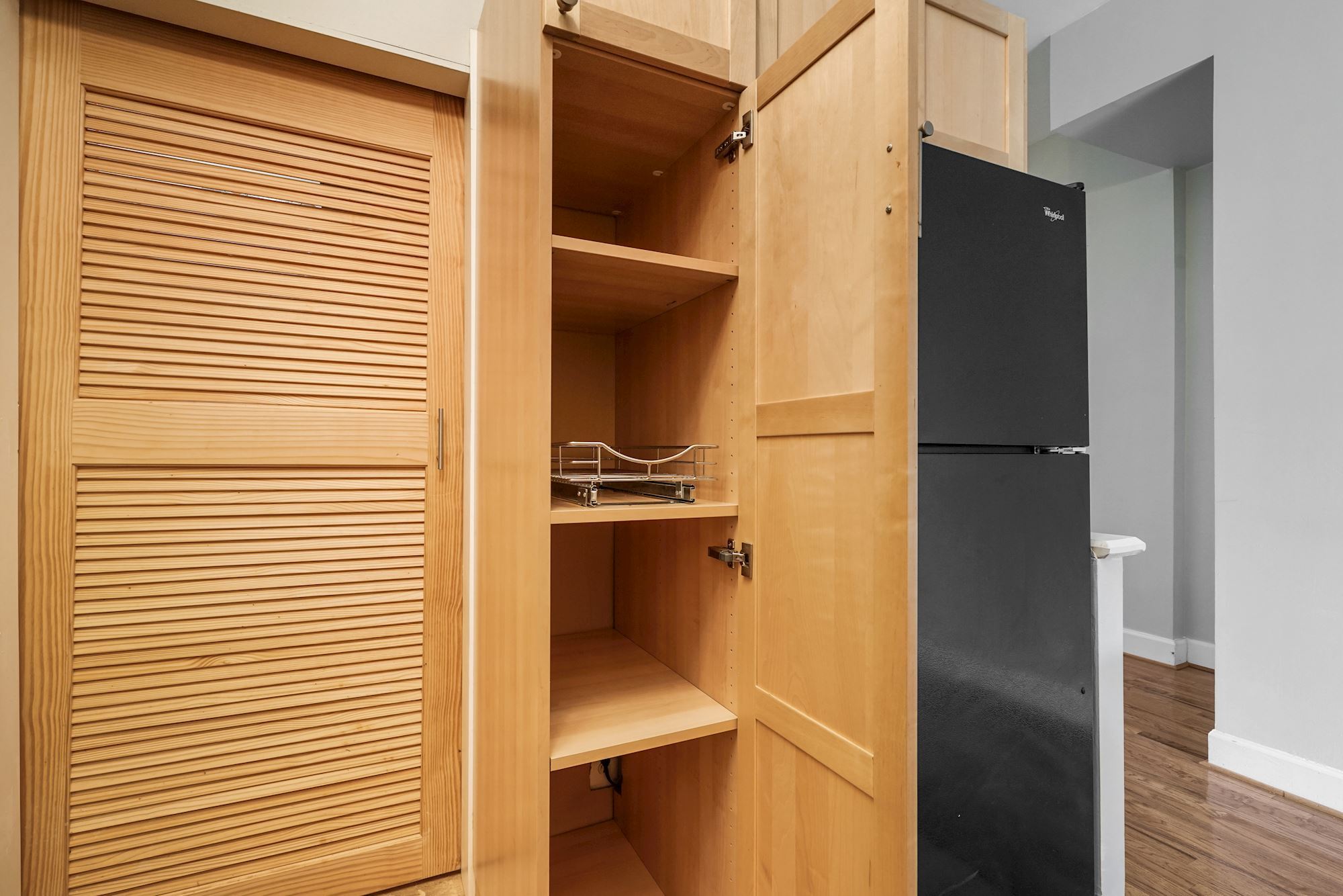 Ample kitchen cabinets - 724 5th St NE