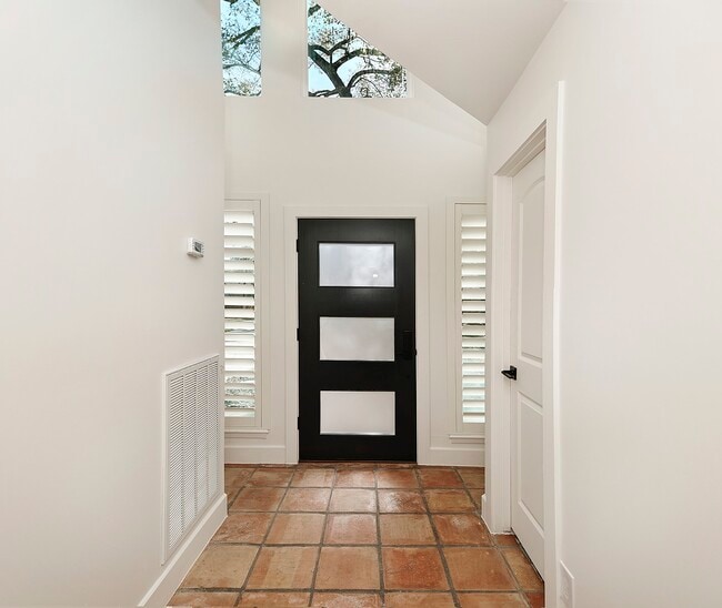 Building Photo - 15 Crinkleroot Ct