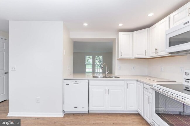 Building Photo - 310 Sedgwick Ct