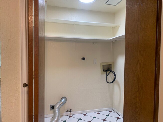 Building Photo - Townhome Style 2bed/1.5 bath
