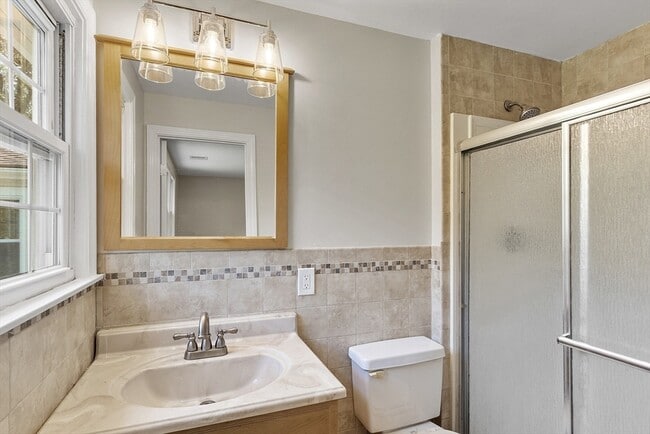 Building Photo - 1022 Pleasant St