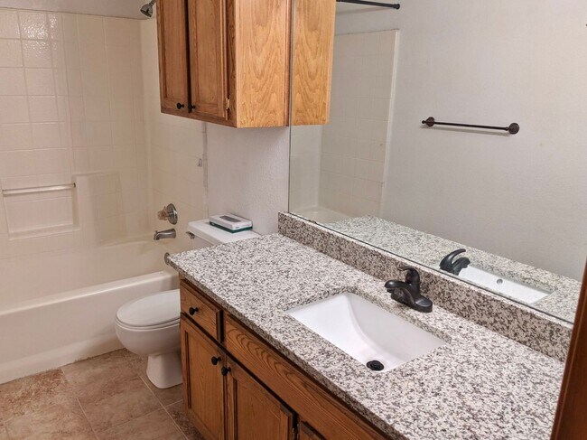 Building Photo - Updated 3-bed 2-bath 2-car in SW Moore