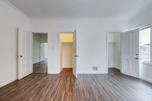 Building Photo - Stylishly Renovated Retro Duplex in the He...