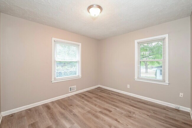 Building Photo - 3135 Robin Rd