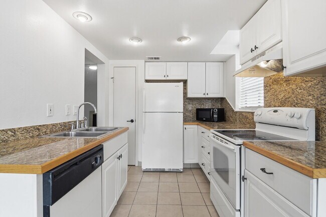 Building Photo - $1,540.95 with $300 off the first month's rent, 1 Bed - 1 Bath, Condo in Aurora with Washer and D...