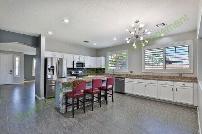 Building Photo - Spacious 4-Bedroom Home with Pool in Gilbe...