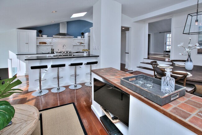 Building Photo - 562 Canoe Hill Rd