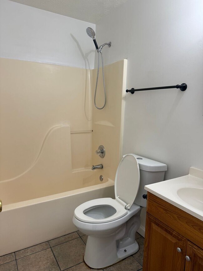 Building Photo - 3 Bedroom 2 Bathroom Ranch Home