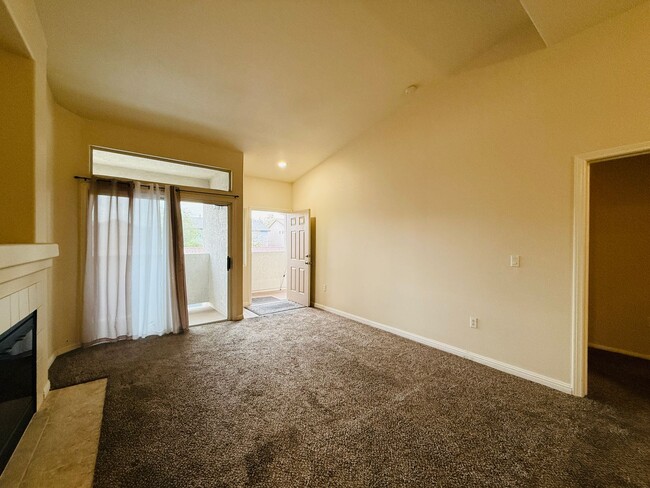 Building Photo - Beautifully Updated 3 bdrm, 2 bath condo a...