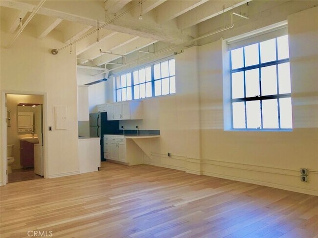 Building Photo - 312 W 5th St