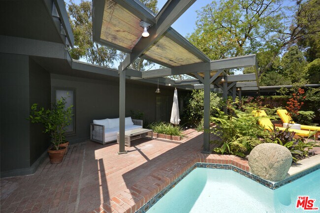 Building Photo - 1450 Davies Dr