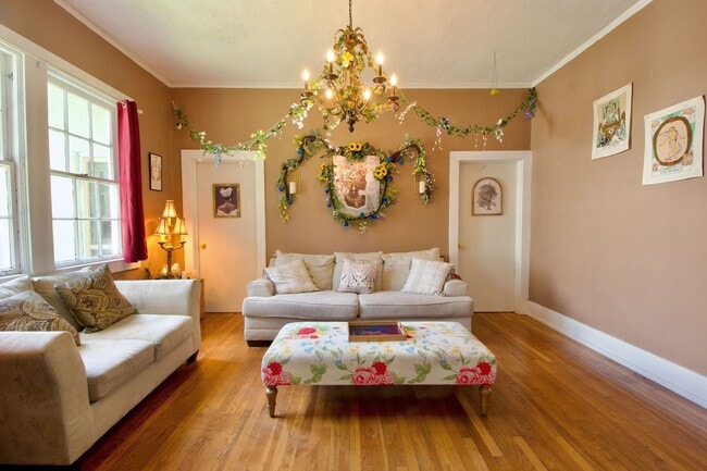 Building Photo - Charming 2-Bedroom Duplex in Prime Auburn ...