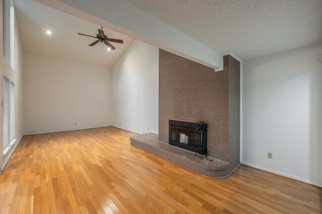 Building Photo - Amazing Townhome