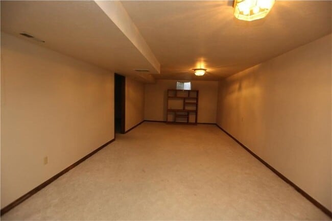 Building Photo - Massive 4 Bedroom 3 bath home