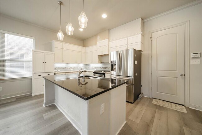 Building Photo - 2745 Troutt Dr