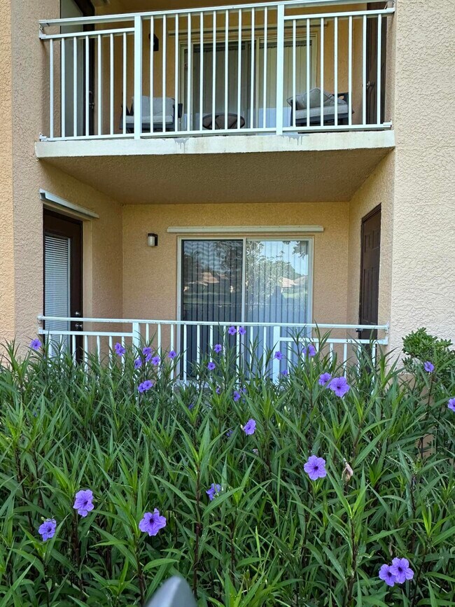 Building Photo - 161 SW Palm Dr