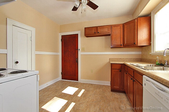 Building Photo - House Close To Campus!