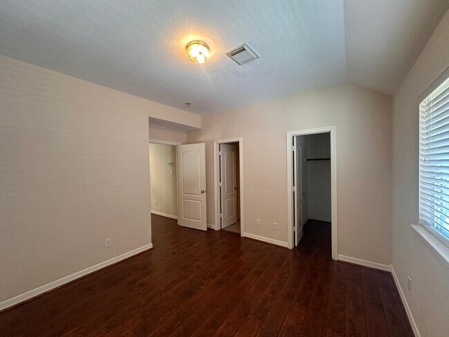 Building Photo - 5819 Brook Bend Dr