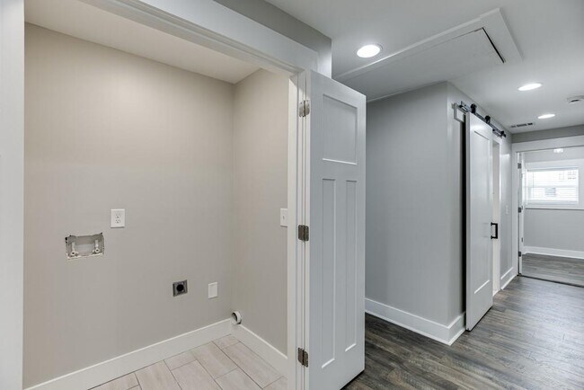 Building Photo - 4615 S Lee St