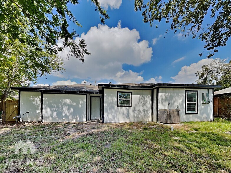 Building Photo - 5962 Belcrest St