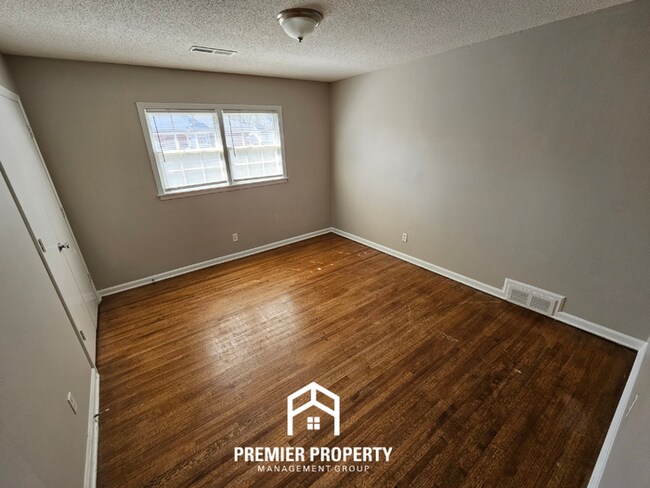 Building Photo - Classic 3BR/2BA Home in 38119 | Hardwood Floors, Fireplace & Formal Dining