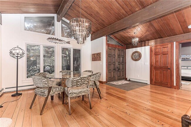 Building Photo - 14 Woodlake Dr