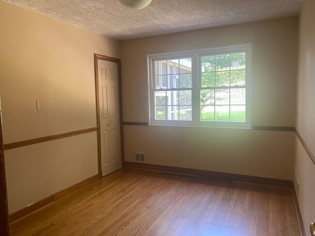 Building Photo - NICE  3BR RAMBLER CLOSE TO NIH