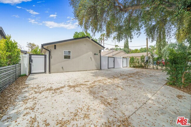 Building Photo - 6835 Yolanda Ave