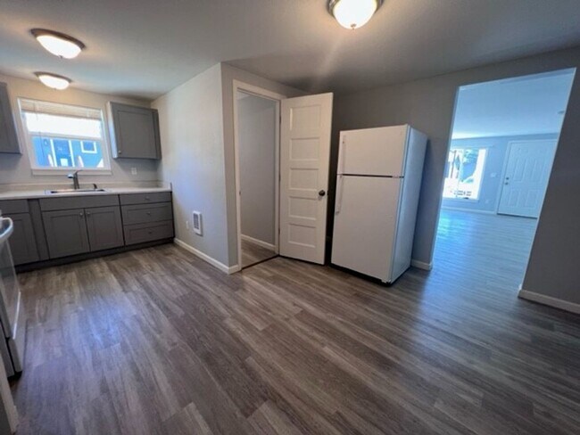 Building Photo - Beautiful Remodeled 2 Bedroom House!!