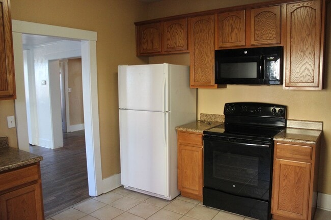 Building Photo - LARGE 3 bedroom in Old Broadmoor