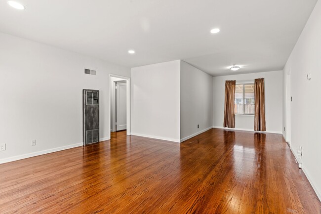 Building Photo - 26539 Flamingo Ave