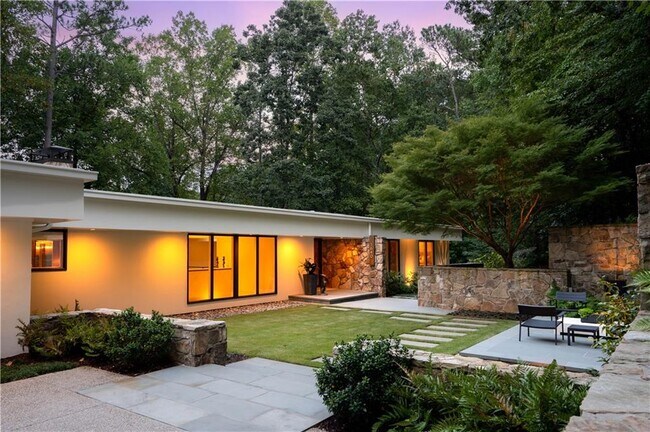 Building Photo - 1640 Winterthur Close NW