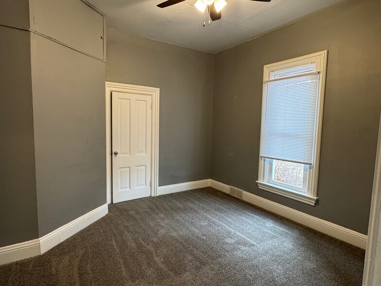 Building Photo - 710 E 13th St