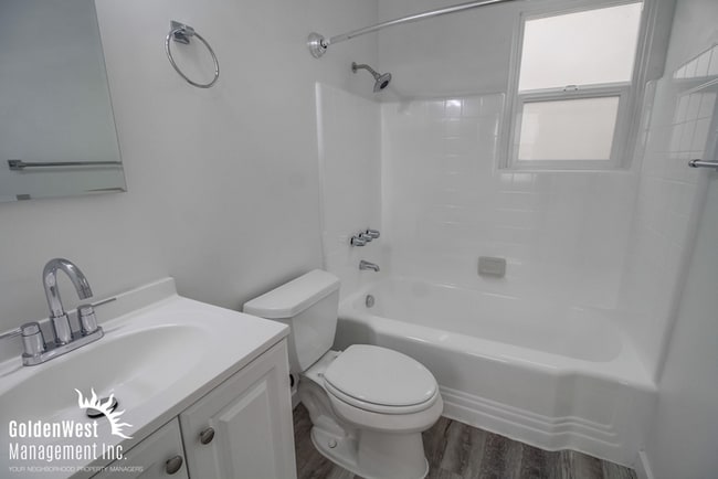 Building Photo - Remodeled 1Bd/1Ba Upstairs Condo in the He...