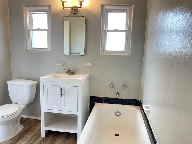 Building Photo - CHARMING NORTH PARKING ONE BEDROOM! LARGE ...