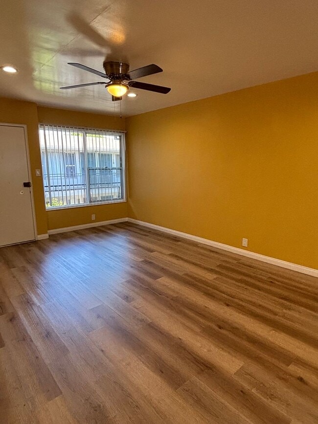 Building Photo - Spacious 1 bedroom available now in Long B...