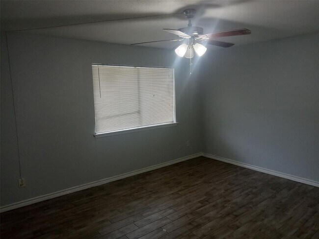 Building Photo - 5625 Antoine Dr