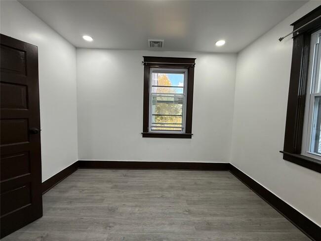 Building Photo - 1005 Pine St