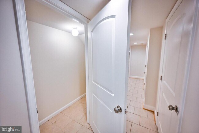 Building Photo - 263 S Ellwood Ave