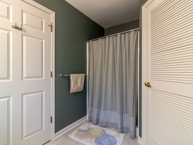 Building Photo - YEAR ROUND RENTAL- FURNISHED - 3 BEDROOM CONDO - WOODS COVE