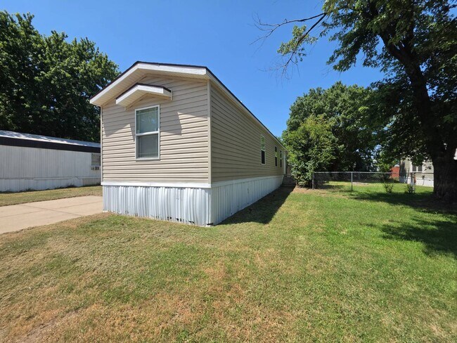 Building Photo - 2238 E Maywood St